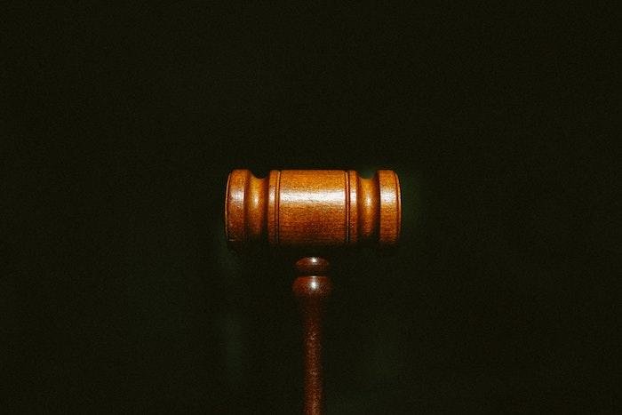 Las profesiones legales clásicas son abogados, ministerios y jueces.